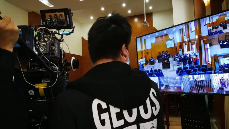 AI生成VS人工创意——龙岩广告片拍摄公司的技术浪漫主义实践